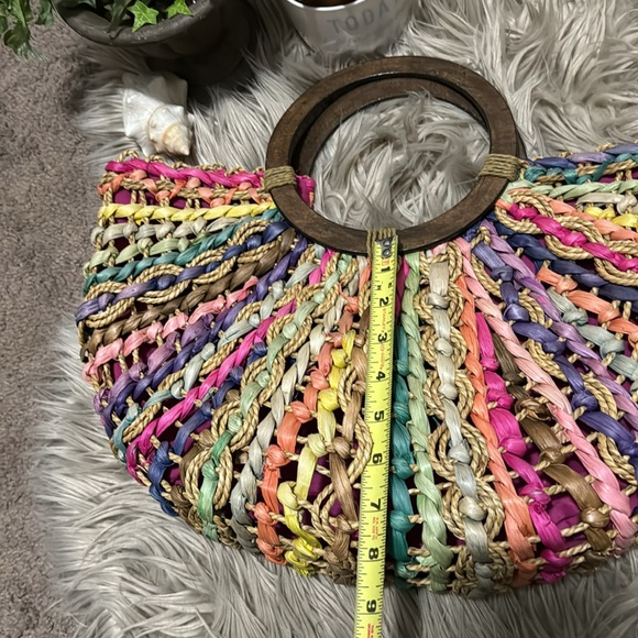 Gorgeous Woven Bag-Dyed Natural Fibers-Wooden Handles-Snap Closure - Picture 8 of 15
